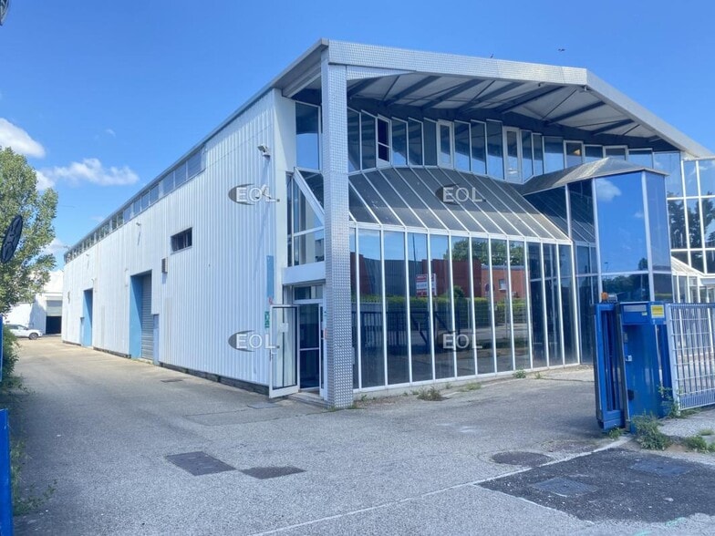 Light Industrial in Vaulx-en-Velin to rent - Building Photo - Image 1 of 15