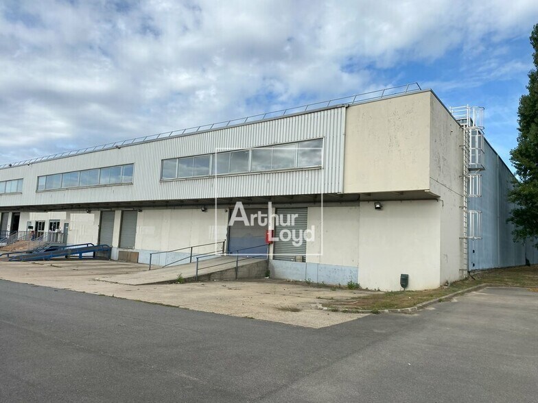 Industrial in Morangis to rent - Building Photo - Image 1 of 5