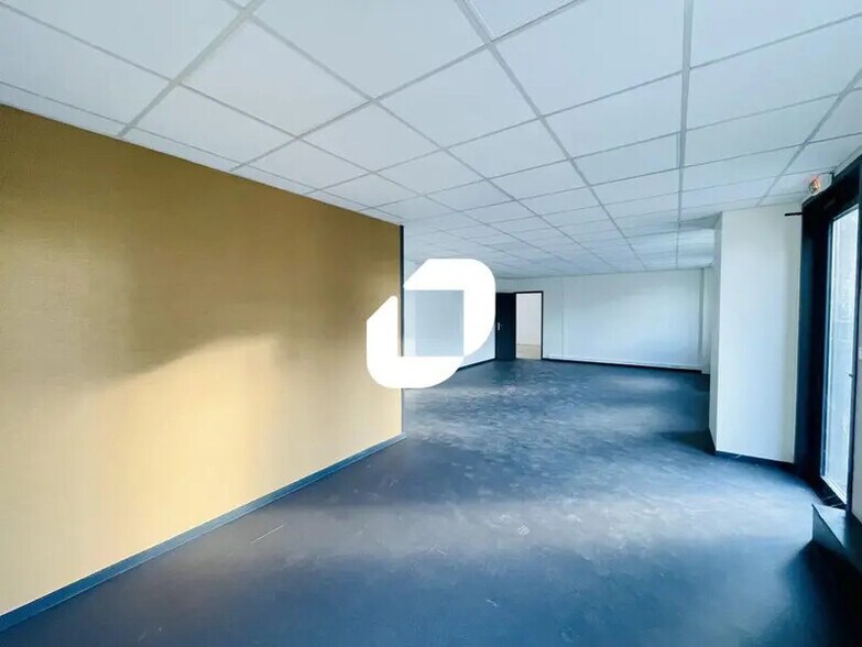 11-13 Chemin De L'Industrie, Dardilly to rent - Interior Photo - Image 2 of 16