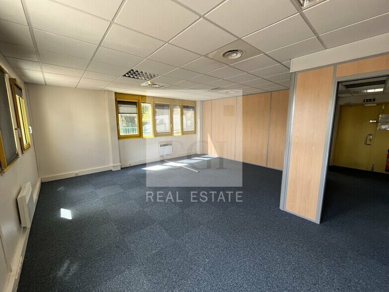 Office in Bron to rent - Interior Photo - Image 3 of 9