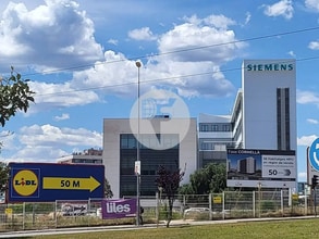 Carrer de Lluís Muntadas, 5, Cornellà de Llobregat, Barcelona to rent Building Photo- Image 1 of 31