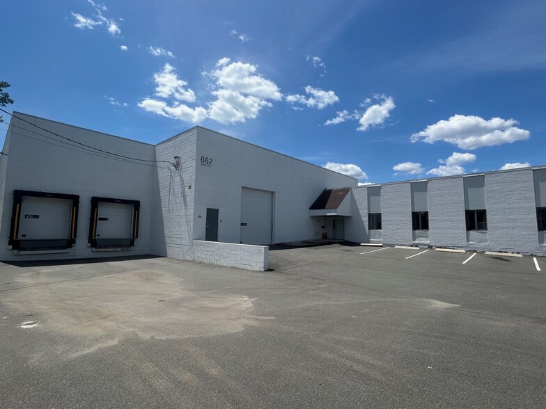 662 Dell Rd, Carlstadt, NJ for rent - Building Photo - Image 1 of 5