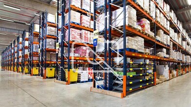 Industrial in Savigny-le-Temple to rent Interior Photo- Image 2 of 2