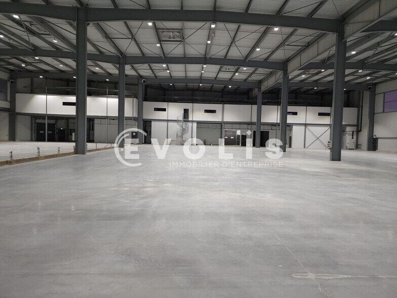 Industrial in Torcy to rent - Interior Photo - Image 2 of 6