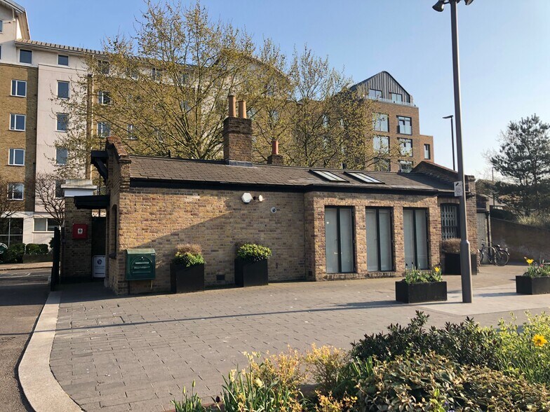 8 Kew Bridge Rd, Brentford for sale - Building Photo - Image 1 of 1