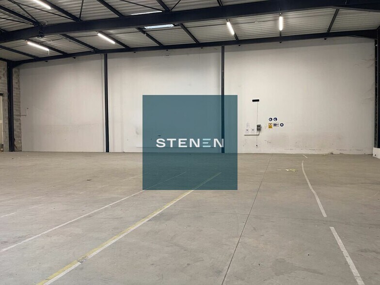 Industrial in Marseille to rent - Building Photo - Image 3 of 5