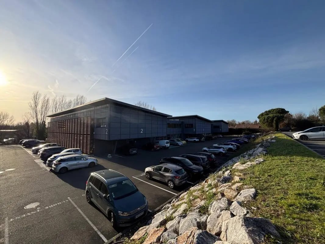 Office in Saint-Jean to rent Building Photo- Image 1 of 35