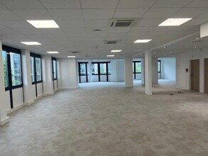 58-60 Avenue Du Général Leclerc, Bourg-la-Reine to rent Building Photo- Image 1 of 9