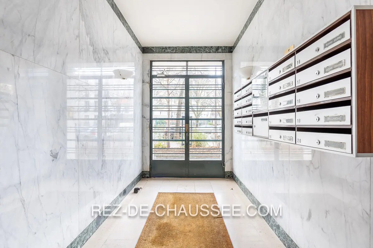 Office in Paris for sale Building Photo- Image 1 of 11