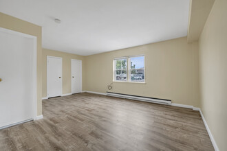 3908 Little Neck Pky, Douglaston, NY for rent Building Photo- Image 1 of 6