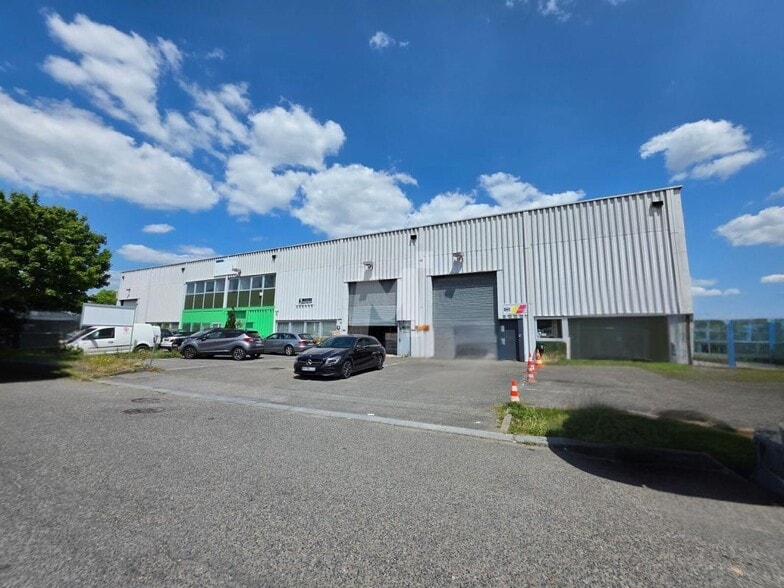 Light Industrial in Bondoufle to rent - Building Photo - Image 1 of 6