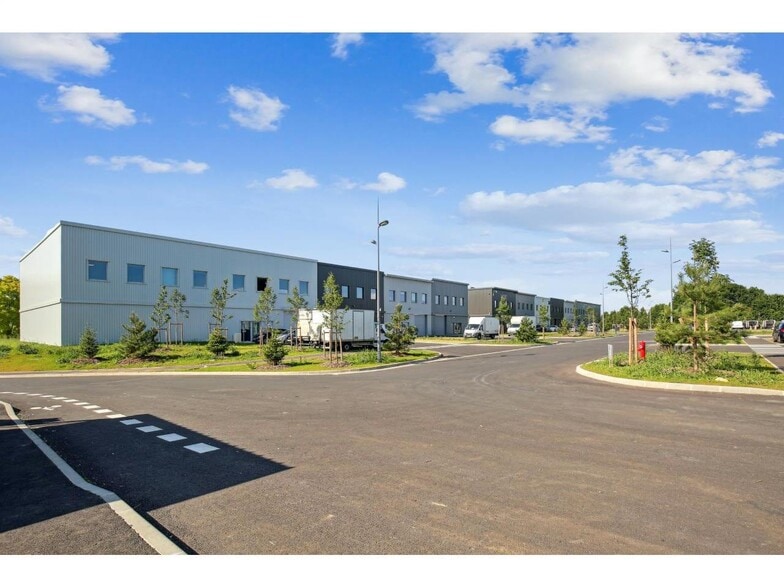Light Industrial in Roissy-en-France to rent - Building Photo - Image 2 of 10