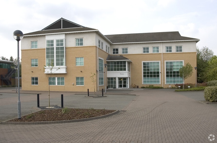 Harvest Crescent, Fleet to rent - Building Photo - Image 2 of 17