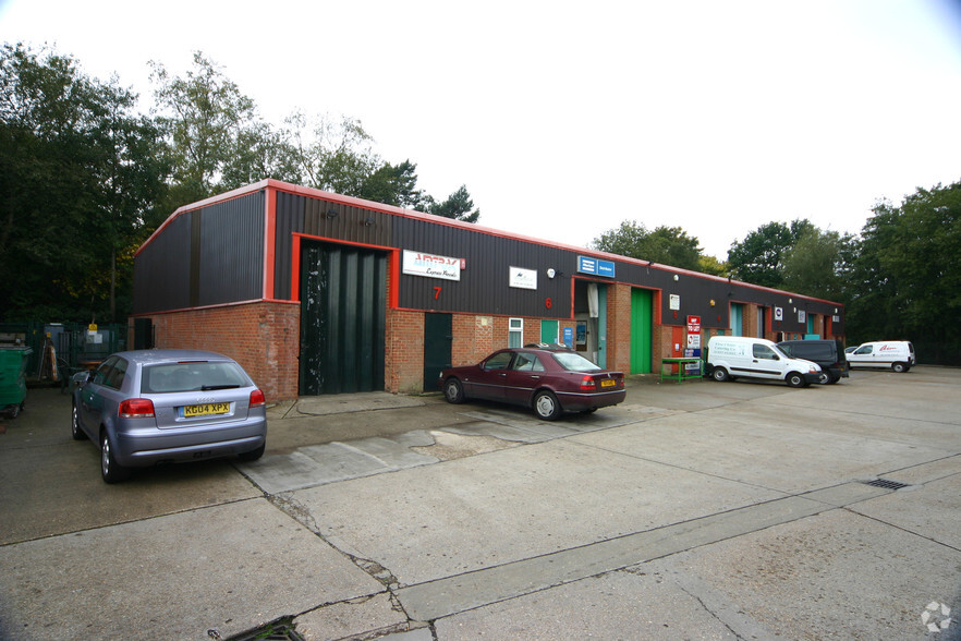 Olds Appr, Watford for rent - Building Photo - Image 3 of 8