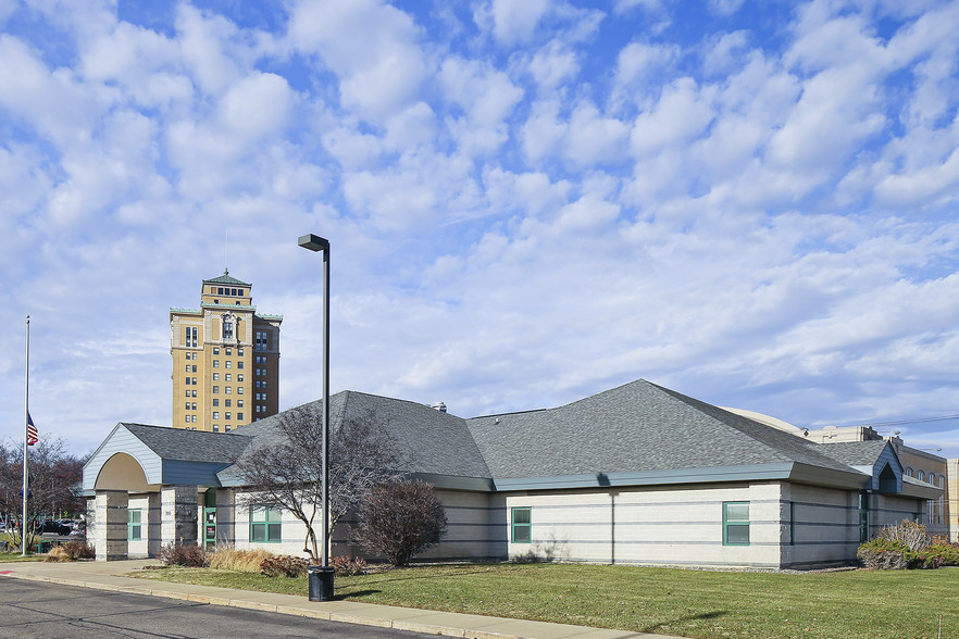 200 Van Buren St W, Battle Creek, MI for rent - Building Photo - Image 1 of 6