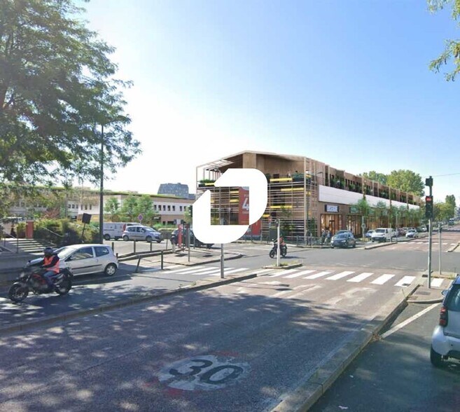 Retail in Fresnes to rent - Building Photo - Image 2 of 2