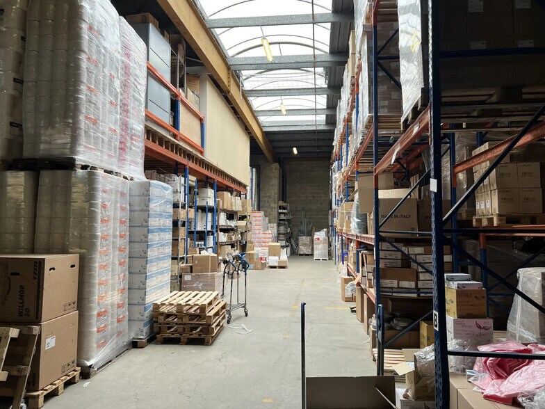 Industrial in Bezons to rent - Interior Photo - Image 2 of 4