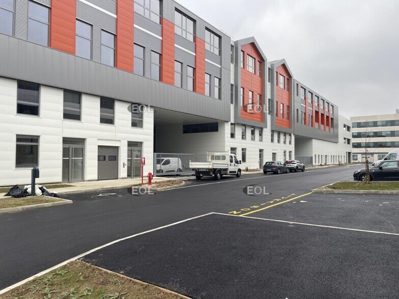 Light Industrial in Nanterre to rent - Building Photo - Image 1 of 16