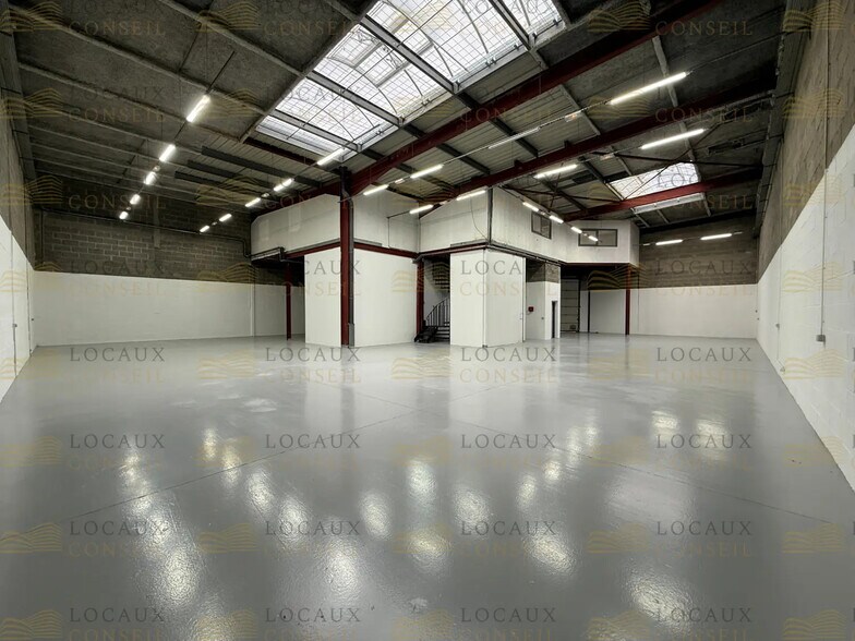 Light Industrial in Le Thillay to rent - Interior Photo - Image 1 of 16