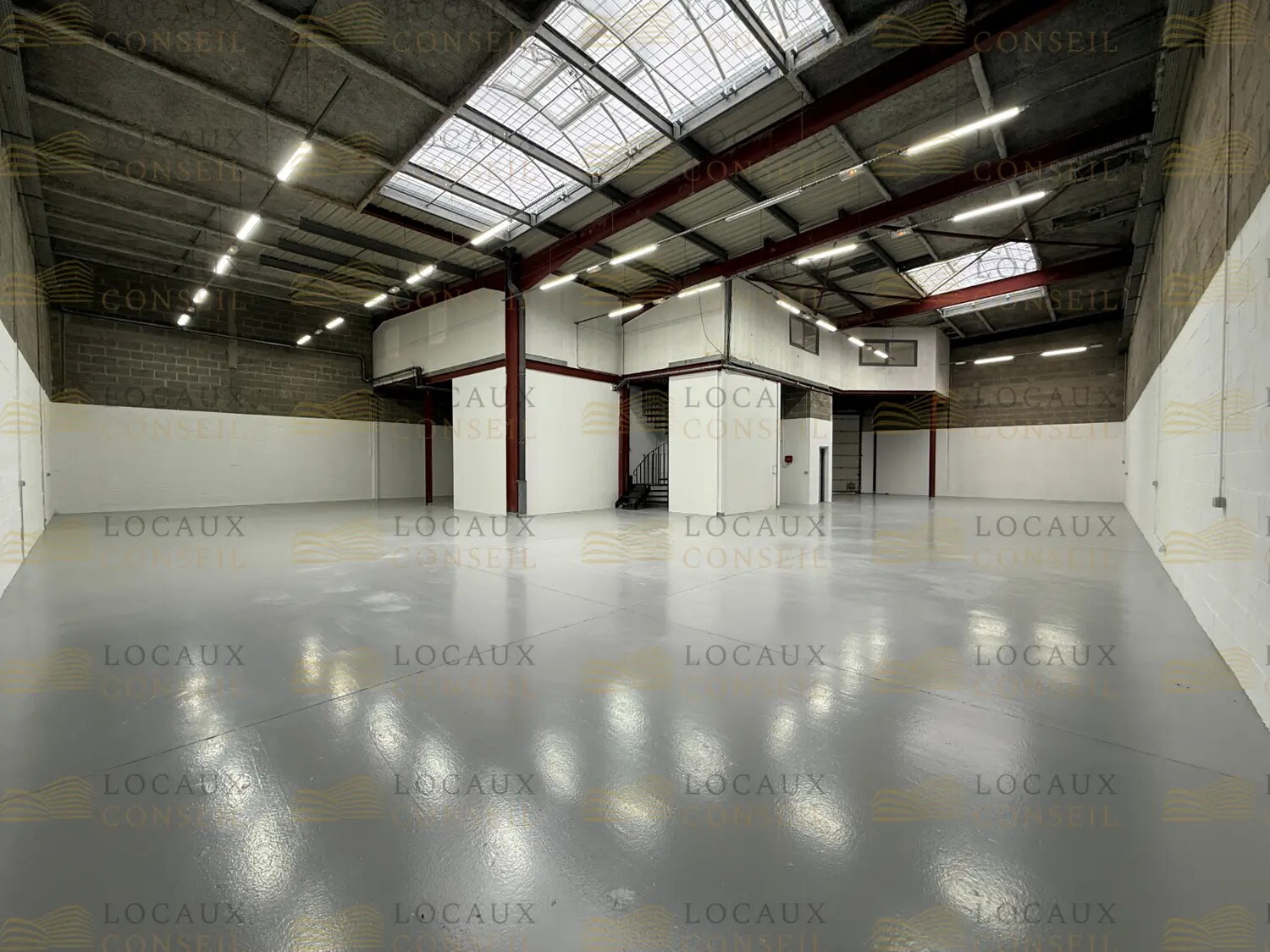 Light Industrial in Le Thillay to rent Interior Photo- Image 1 of 17