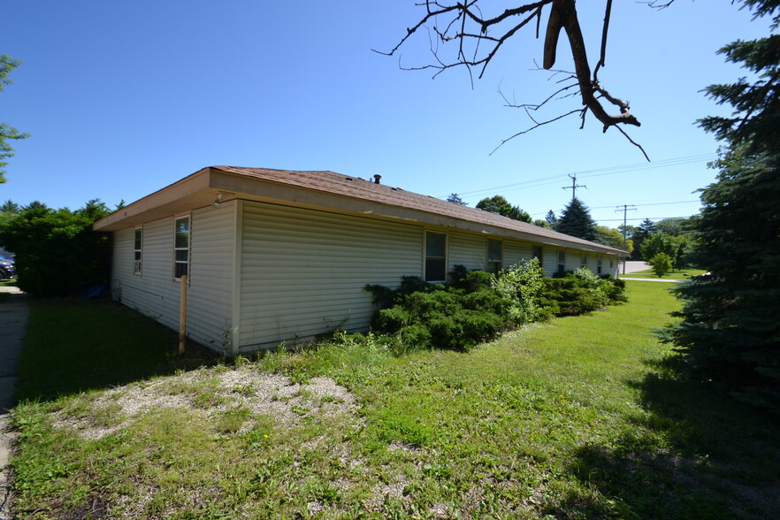 447 Merton Ave, Hartland, WI for sale - Building Photo - Image 3 of 11