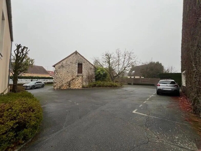 5 Grande Rue, Limours to rent - Building Photo - Image 3 of 15