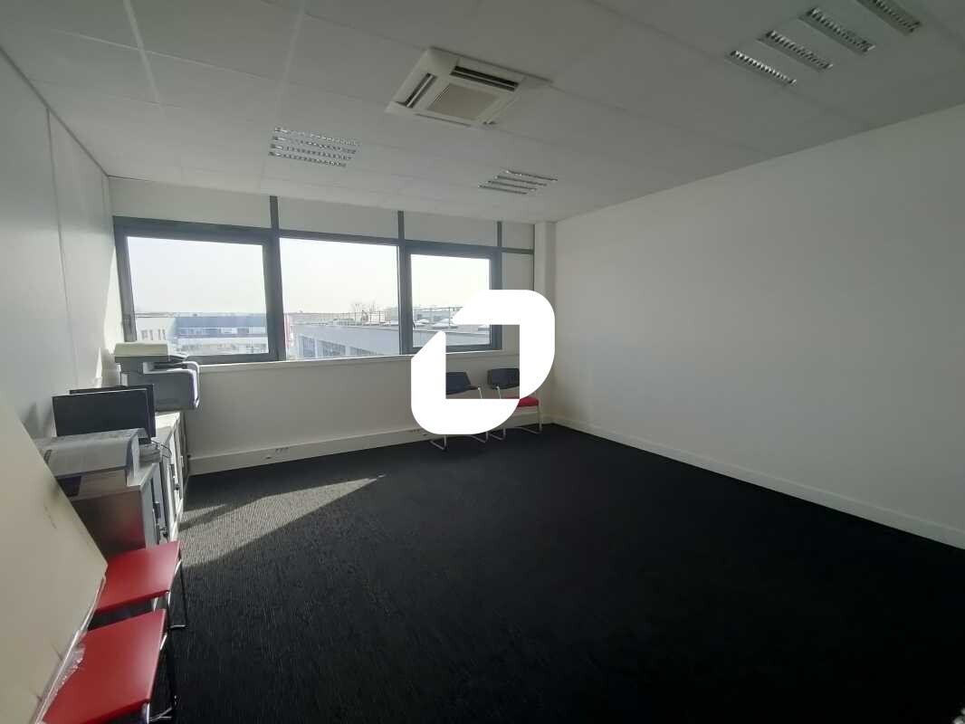 Office in Saclay to rent Interior Photo- Image 1 of 8