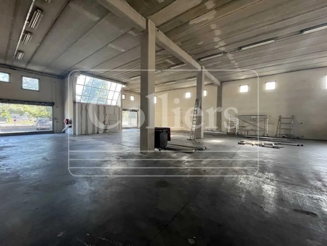 Light Industrial in Aubagne to rent Interior Photo- Image 1 of 7