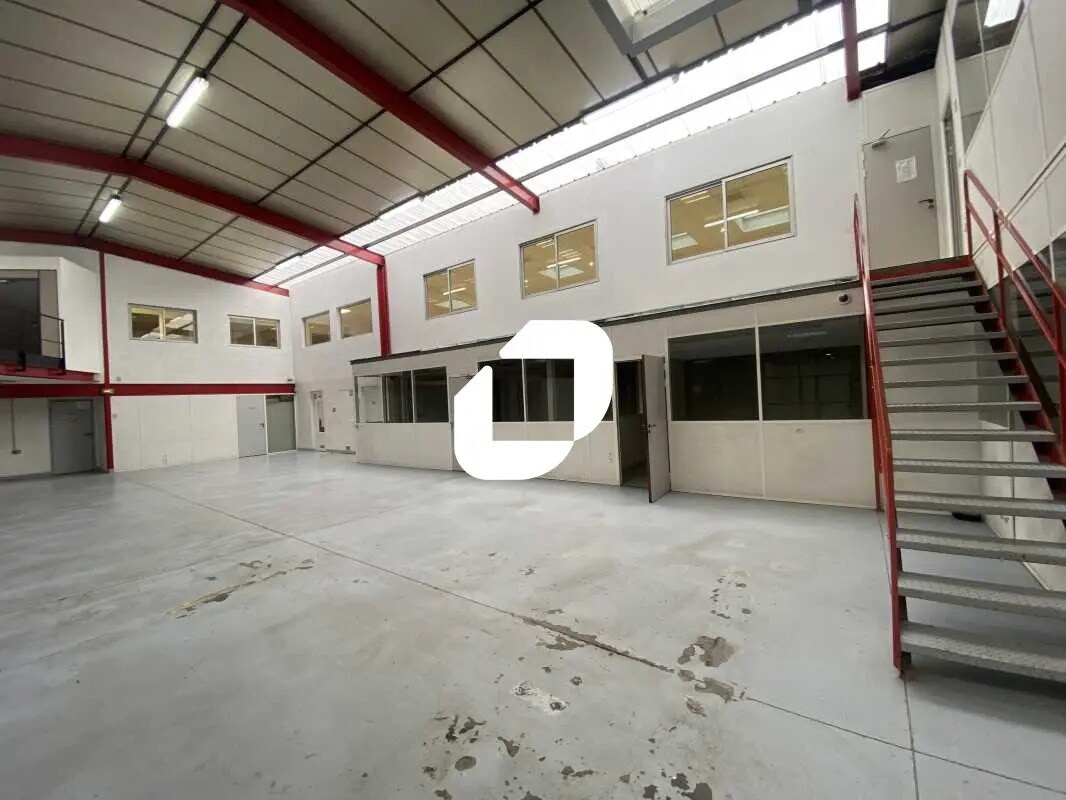 Light Industrial in Bobigny to rent Building Photo- Image 1 of 12