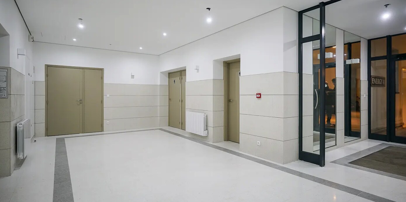 Office in Saint-Ouen to rent Lobby- Image 1 of 3