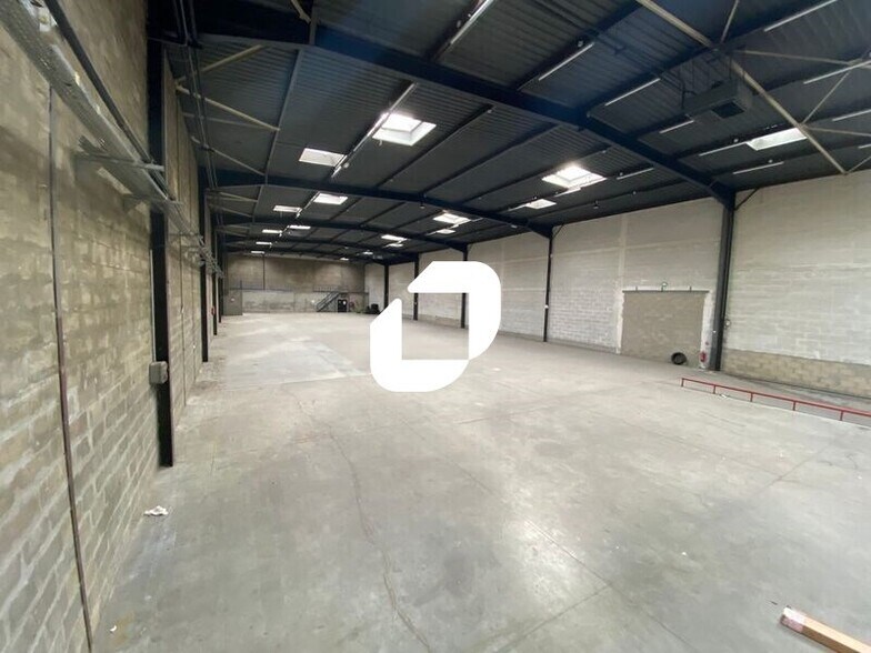 Light Industrial in Morangis to rent - Building Photo - Image 2 of 7