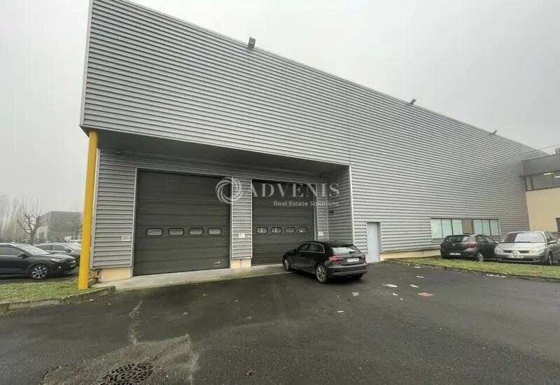 Light Industrial in Le Mesnil-Amelot to rent - Building Photo - Image 1 of 10