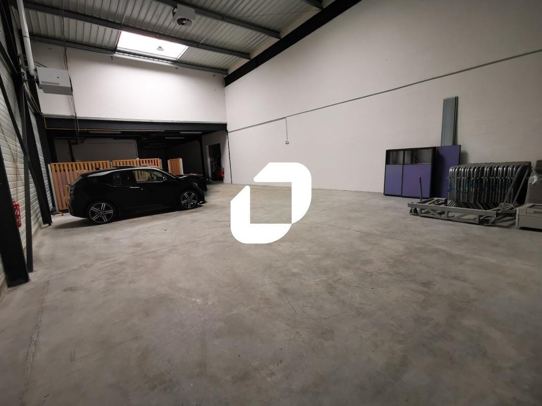 Light Industrial in Collégien to rent Interior Photo- Image 1 of 6
