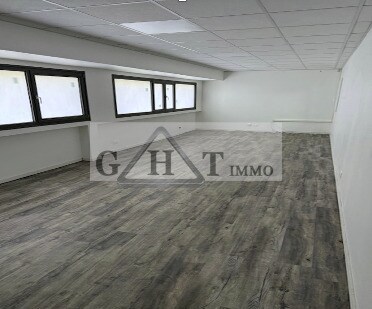 Industrial in Villeneuve-la-Garenne to rent - Interior Photo - Image 3 of 3
