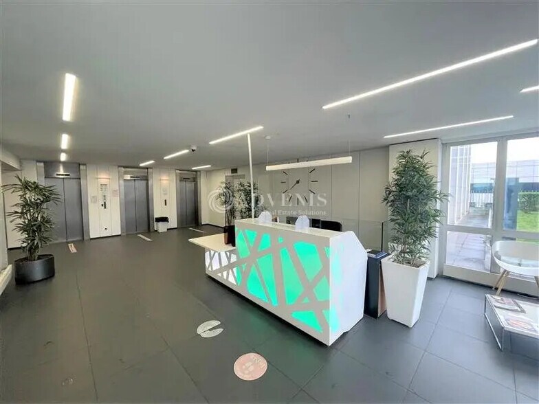Office in Charenton-le-Pont to rent - Lobby - Image 2 of 6