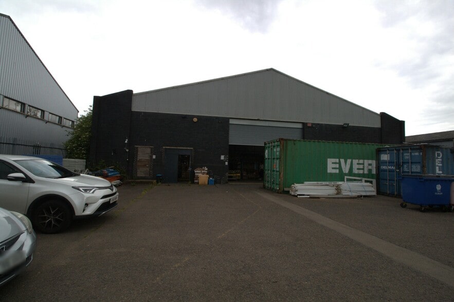 Torrington Av, Coventry to rent - Building Photo - Image 2 of 5