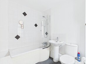 113 Bradshawgate, Leigh to rent Interior Photo- Image 1 of 11