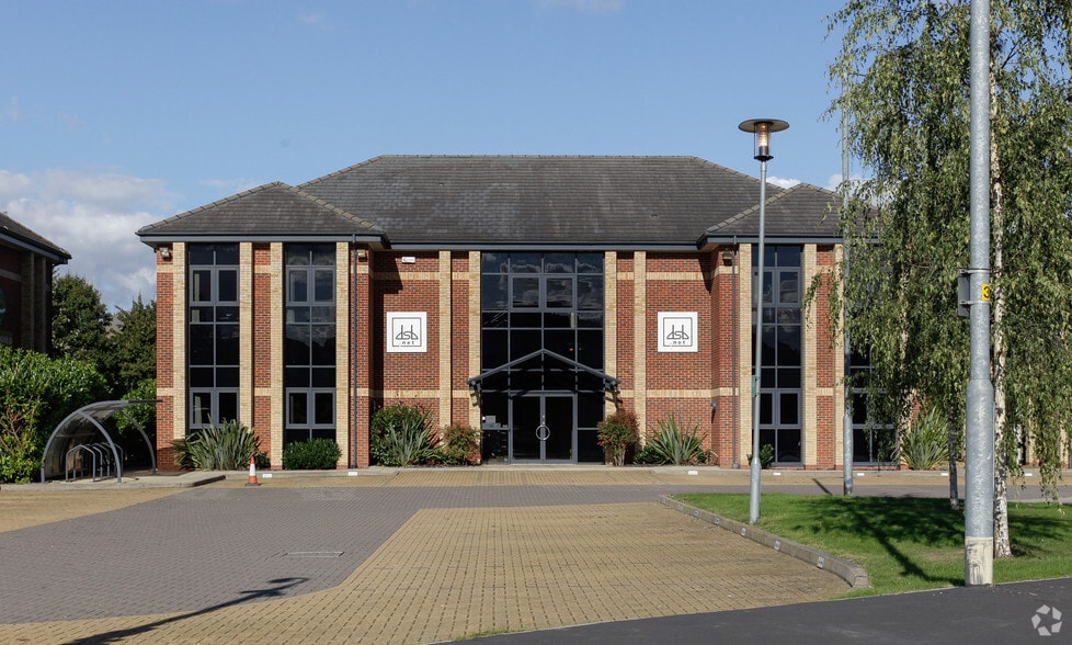 3 Queensbridge, Northampton to rent - Building Photo - Image 2 of 12