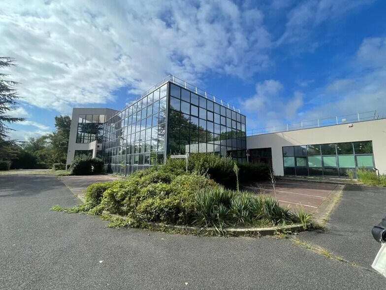 Light Industrial in Villebon-sur-Yvette to rent - Building Photo - Image 2 of 9
