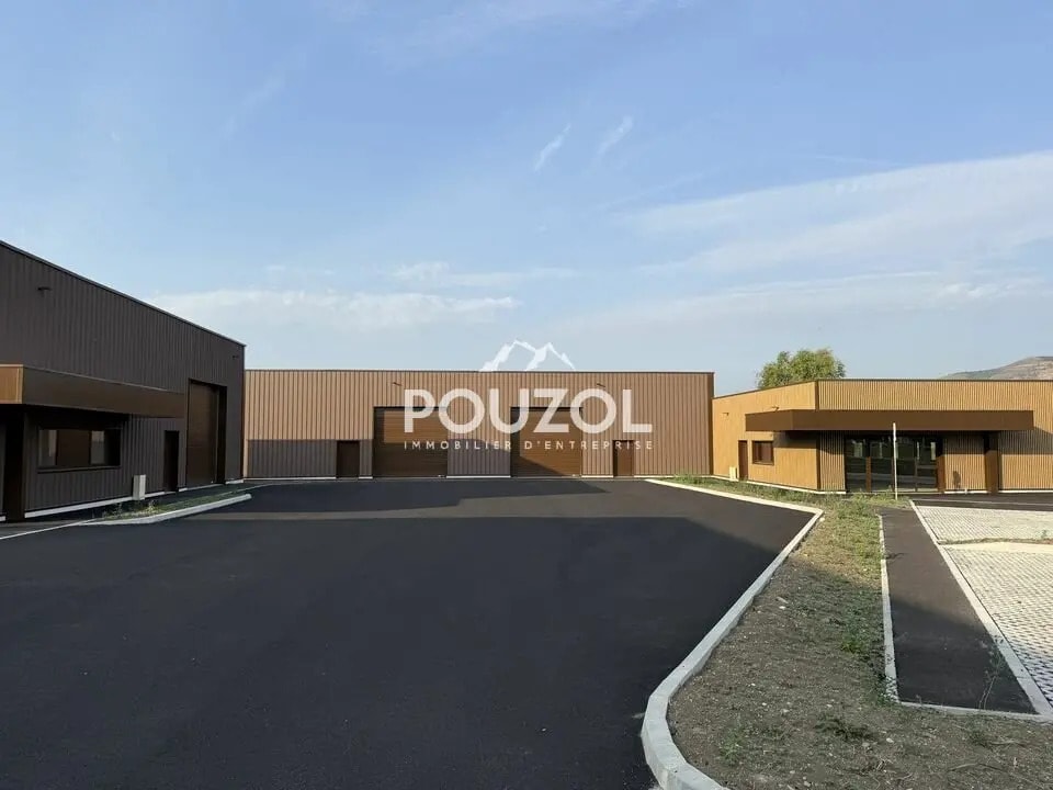 Location Local d'activités 700 m² - Photo 1