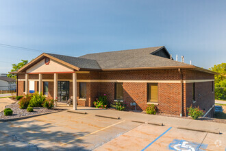 1620 Southridge Dr, Jefferson City, MO for rent Building Photo- Image 1 of 13