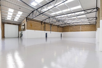 Heathlands Clos, Twickenham to rent Interior Photo- Image 2 of 4