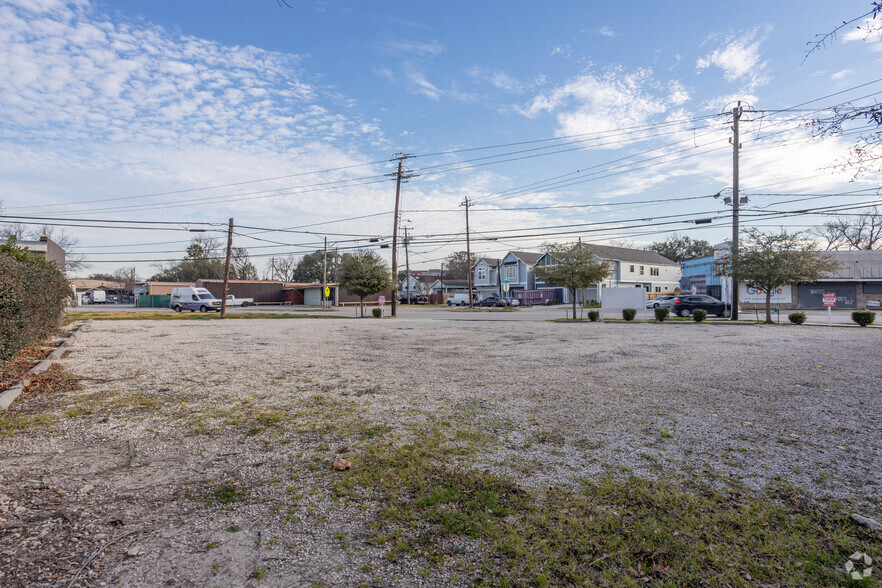 4901 N Main St, Houston, TX for rent - Building Photo - Image 3 of 4