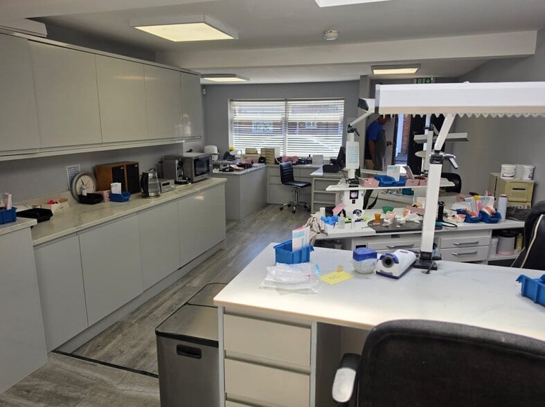 1 Riding Ln, Tonbridge for sale - Interior Photo - Image 2 of 4