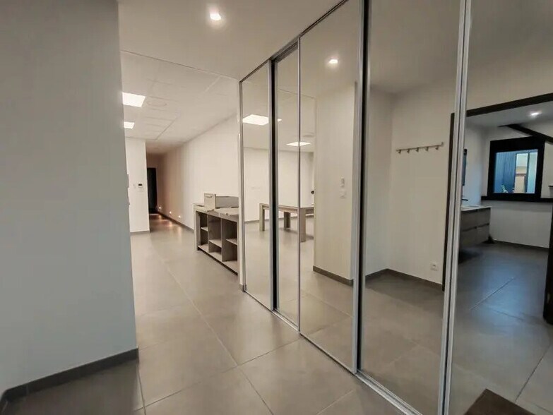 Office in Saint-Bonnet-de-Mure to rent - Interior Photo - Image 2 of 14