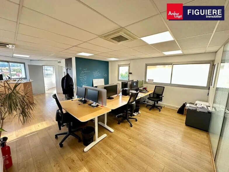 115 Rue Claude Nicolas Ledoux, Aix-en-Provence to rent - Interior Photo - Image 2 of 8