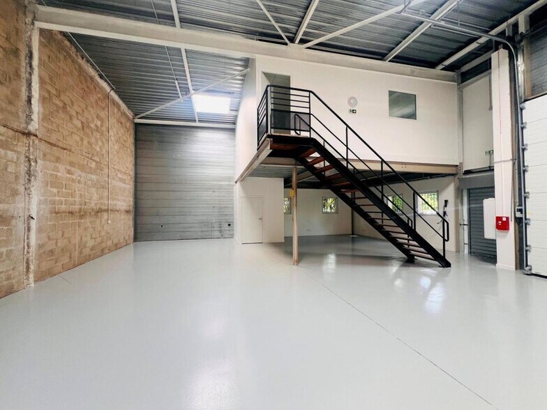 Light Industrial in Plaisir for sale - Building Photo - Image 3 of 23