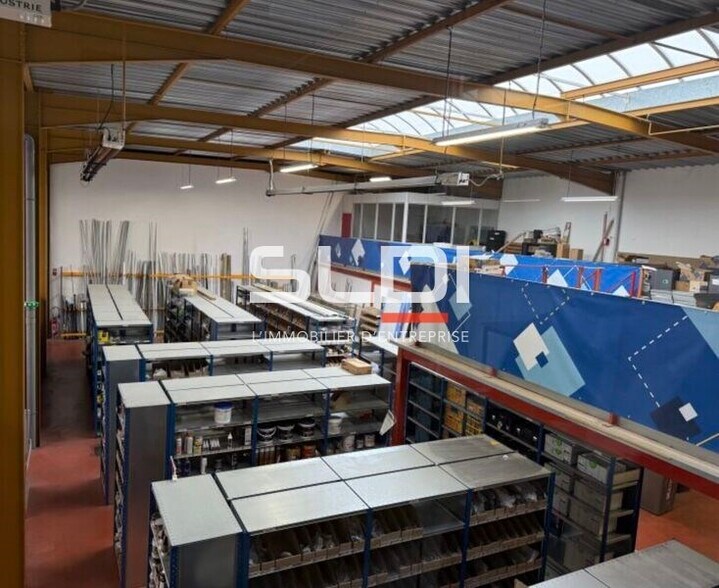 Light Industrial in Lyon to rent - Interior Photo - Image 2 of 5