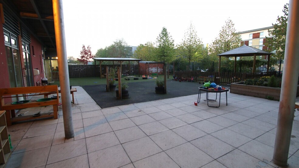 2 Printers Av, Watford to rent - Building Photo - Image 2 of 3