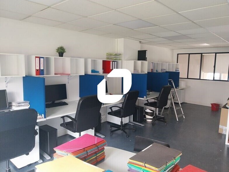 Office in Montigny-le-Bretonneux to rent - Interior Photo - Image 3 of 7